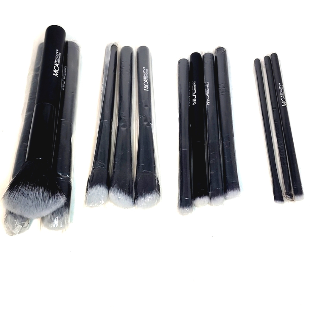 LOT 13pcs 4 Different Type of Make Up Brushes, Powder, Blush, Eye Shadow, Smudge
